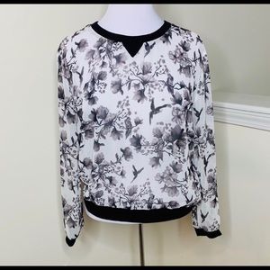 ⭐️5 for $25 Divided Floral Print Top.